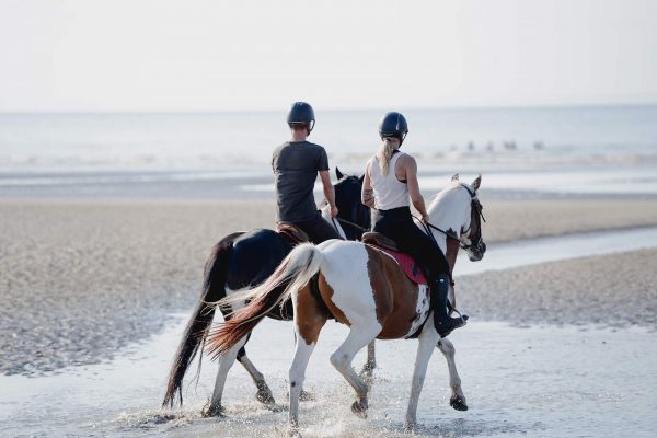 balade-romantique-a-cheval-cabourg-m-a-thierry-olympict-600x400